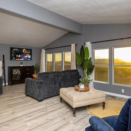 Magnificent & Tranquil Home, Mountain Views , 8 Mins To Casinos & River, Fire Pit, Bbq