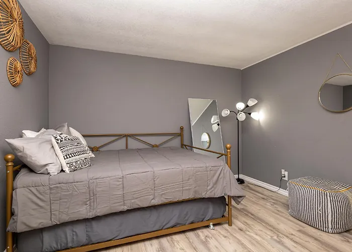 Near Laughlin Casinos, Mountain Views, Sleeps 6 Bullhead City