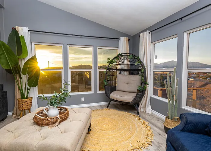 Near Laughlin Casinos, Mountain Views, Sleeps 6 *